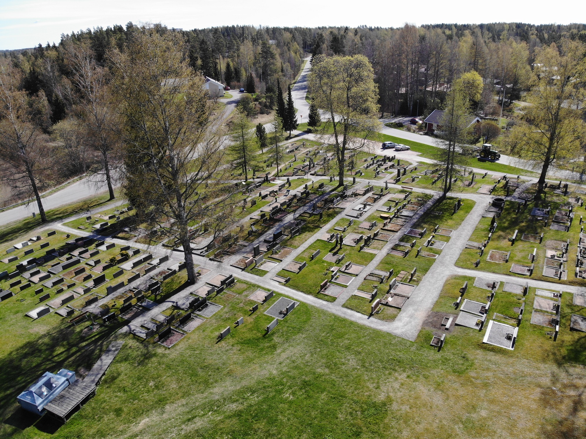 Ilmakuva Mustion hautausmaasta, jossa näkyy monta riviä hautakiviä