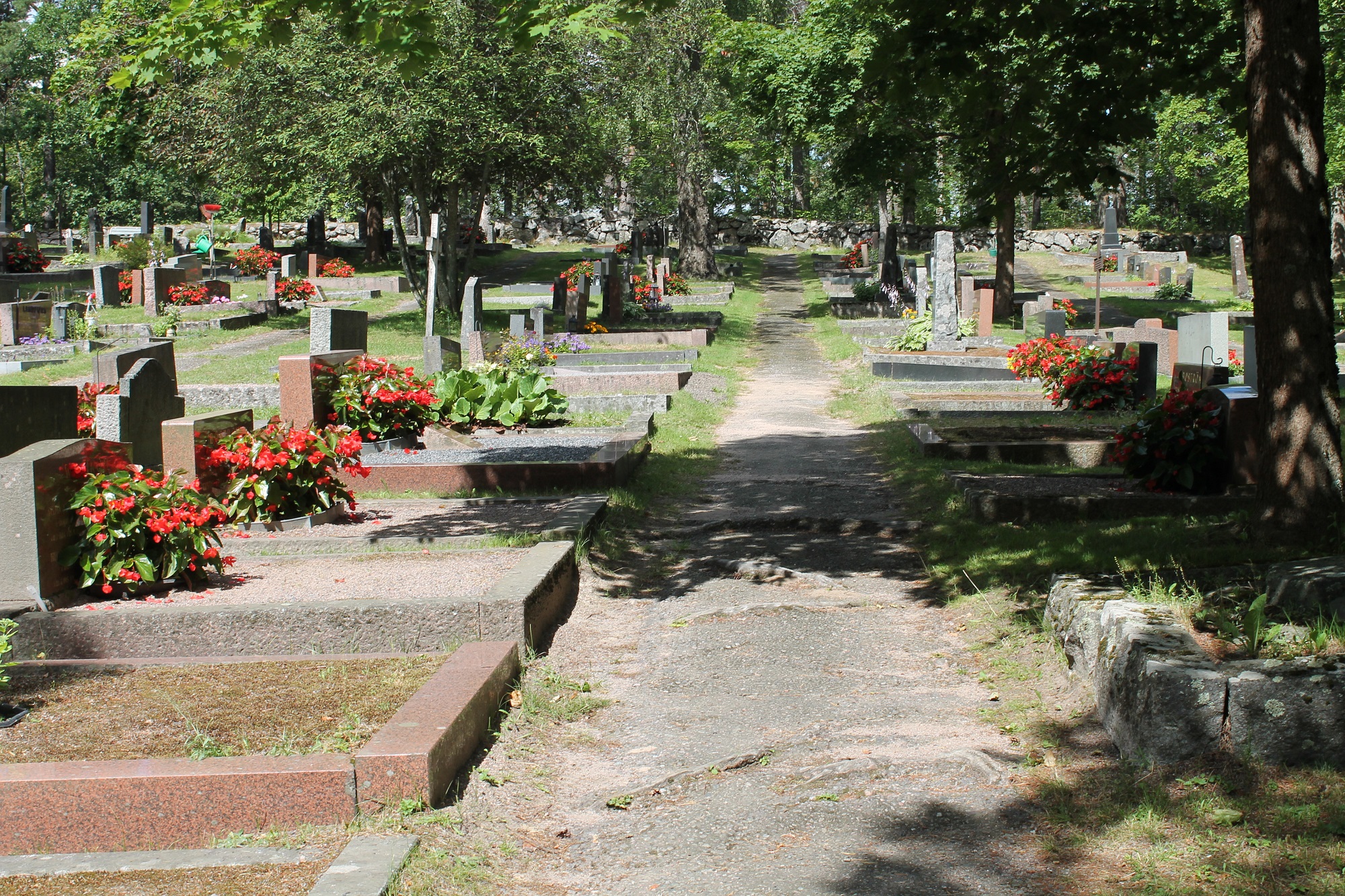 Hautarivi kesäpäivänä Tammisaaren vanhalla hautausmaalla